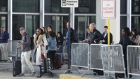 Lalu lintas masuk menuju OHare dilanjutkan sekitar jam 9 pagi. Lusinan pengunjuk rasa ditahan polisi Chicago, menurut Falaneh. Polisi tidak segera memberikan rincian lebih lanjut.