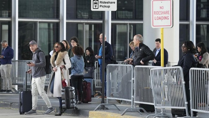 Saat Bandara Tersibuk di AS Macet Parah Heavy traffic is seen at O'Hare International Airport in Chicago, Monday, April 15, 2024. Pro-Palestinian demonstrators blocked a freeway leading to three Chicago O'Hare International Airport terminals Monday morning, temporarily stopping vehicle traffic into one of the nation's busiest airports and causing headaches for travelers. (AP Photo/Nam Y. Huh)