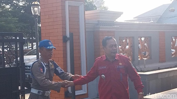 Salah satu camat di Majalengka datang terlambat di apel pagi.