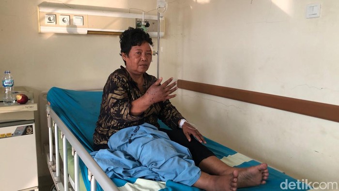 Salah satu penumpang, Jojor Sigalingging memberikan kesaksiannya saat bus ALS terbalik di Sumbar (dok. M. Afdal Afrianto/detikSumut)