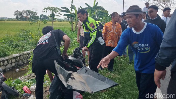 Satu mobil dan dua motor tabrakan di jalan Posis-Cawas, Desa Japanan, Kecamatan Cawas, Klaten, Selasa (16/4/2024).