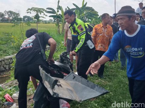 Satu mobil dan dua motor tabrakan di jalan Posis-Cawas, Desa Japanan, Kecamatan Cawas, Klaten, Selasa (16/4/2024).