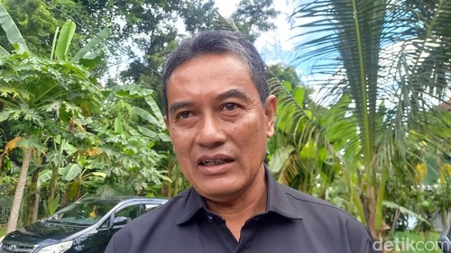 Sekretaris DPC PDIP Buleleng Gede Supriatna saat ditemui detikBali seusai diskusi bersama tokoh politik di SMA Taruna Mandara, Selasa (16/4/2024). (Made Wijaya Kusuma/detikBali)