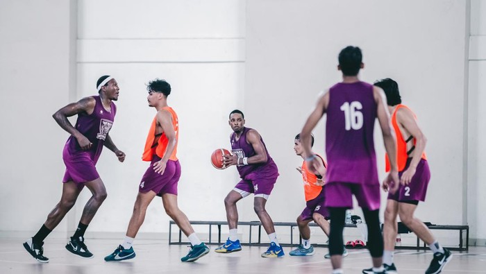 Sesi latihan Bima Perkasa Jogja jelang melawan Tangerang Hawks dan Pelita Jaya, Senin (15/4/2024).