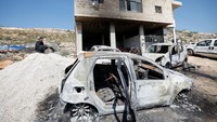 Pemukim Israel mengamuk di desa dekat kota Ramallah di Tepi Barat pada Jumat (12/4). Amukan itu menimbulkan kerusakan yang parah di seluruh desa.  