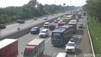 Kepadatan terjadi di jalur normal, sedangkan di jalur contraflow relatif lancar.