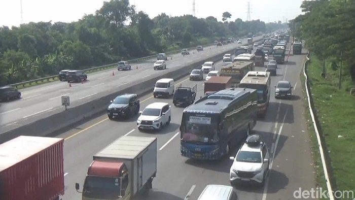 Situasi arus lalu lintas di ruas jalan tol Cikampek terpantau masih padat, bahkan pada pukul 09.00 WIB, ribuan kendaraan masih mengular panjang Situasi arus lalu lintas di ruas jalan tol Cikampek terpantau masih padat, bahkan pada pukul 09.00 WIB, ribuan kendaraan masih mengular panjang