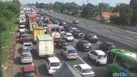 Situasi arus lalu lintas di ruas jalan tol Cikampek terpantau masih padat, bahkan pada pukul 09.00 WIB, ribuan kendaraan masih mengular panjang di titik Kilometer 62, sekitar rest area tol Cikampek.