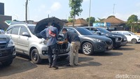 Pemudik melakukan pemeliharaan kendaraan d sela-sela aktivitas mudiknya di Tol Japek.