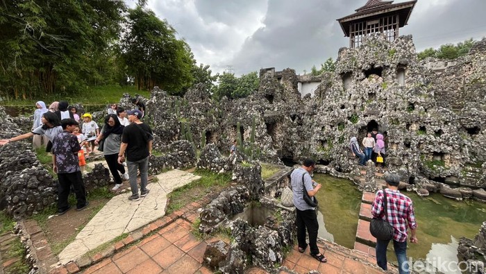 Situasi Taman Goa Sunyaragi saat libur Lebaran 2024