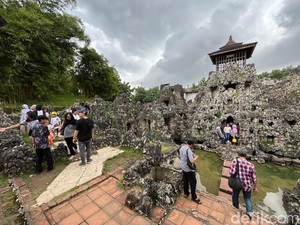 Ribuan Wisatawan Pelesir ke Goa Sunyaragi dan Pantai Kejawanan