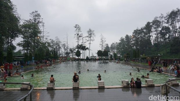 Suasana di Pemandian Air Panas Padusan Mojokerto.