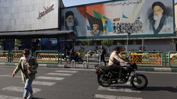 Suasana Ibu Kota Iran Usai Serangan ke Israel An anti-Israel billboard with a picture of Iranian missiles is seen in a street in Tehran, Iran April 15, 2024. Majid Asgaripour/WANA (West Asia News Agency) via REUTERS ATTENTION EDITORS - THIS IMAGE HAS BEEN SUPPLIED BY A THIRD PARTY.