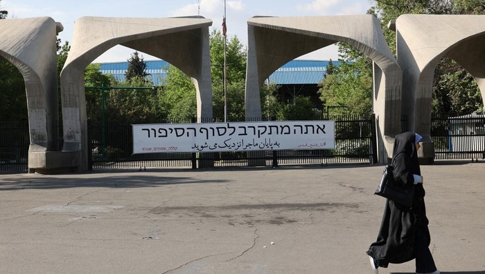 Suasana Ibu Kota Iran Usai Serangan ke Israel An anti-Israel billboard with a picture of Iranian missiles is seen in a street in Tehran, Iran April 15, 2024. Majid Asgaripour/WANA (West Asia News Agency) via REUTERS ATTENTION EDITORS - THIS IMAGE HAS BEEN SUPPLIED BY A THIRD PARTY.
