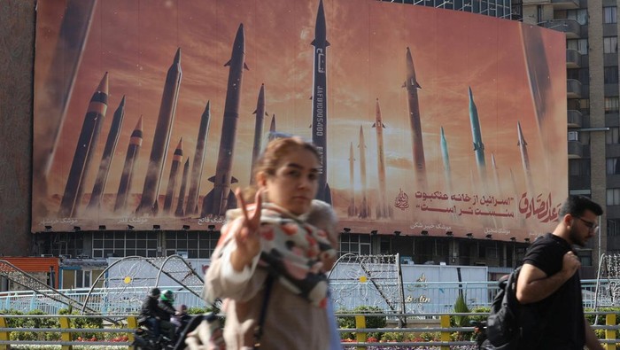 An anti-Israel billboard with a picture of Iranian missiles is seen in a street in Tehran, Iran April 15, 2024. Majid Asgaripour/WANA (West Asia News Agency) via REUTERS ATTENTION EDITORS - THIS IMAGE HAS BEEN SUPPLIED BY A THIRD PARTY.