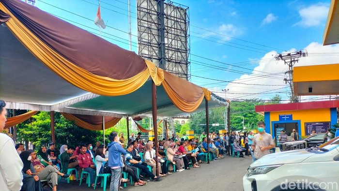 Suasana Kantor Samsat Palembang di hari pertama masuk kerja. Antrian wajib pajak membludak.