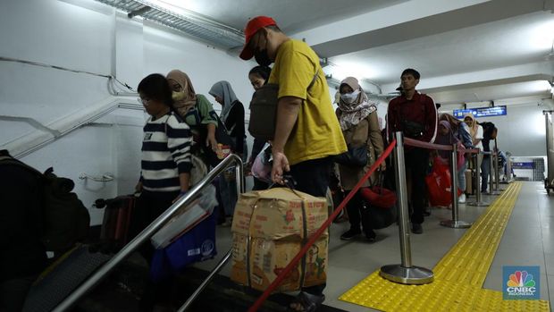 Suasana pada H+6 Lebaran di Stasiun Pasar Senen, Jakarta, Selasa (16/4/2024). (CNBC Indonesia/Tri Susilo)