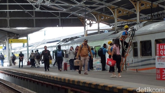 Suasana penumpang di Stasiun Kejaksan Cirebon.
