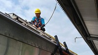 Waktu pengisian tangki air toilet kereta di stasiun awal disesuaikan dengan waktu kereta api berhenti. Sementara di stasiun antara, waktu pengisian air disesuaikan dengan jadwal kedatangan dan keberangkatan kereta api sesuai dengan grafik perjalanan yang telah ditetapkan.