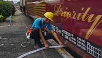 Kapasitas tangki air toilet kereta juga bervariasi tergantung jenisnya, namun rata-rata berkisar antara 400 hingga 1400 liter per kereta. Frekuensi pengisian air juga berbeda untuk setiap perjalanan, tergantung pada jaraknya. Untuk kereta api dengan jarak tempuh jauh, biasanya pengisian air dilakukan sebanyak tiga sampai empat kali selama satu perjalanan, sementara untuk kereta api dengan jarak menengah, biasanya pengisian air dilakukan sebanyak dua sampai tiga kali selama satu perjalanan.