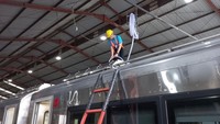 Air yang digunakan untuk pengisian tangki air toilet berasal dari sumur bor di sekitar stasiun dan telah melalui proses penyaringan untuk memastikan kebersihannya sesuai dengan standar kesehatan yang berlaku.