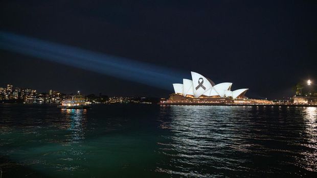 The Sydney Opera House is illuminated with a black ribbon, as part of the national day of mourning for victims of the Bondi Junction attack on Saturday, in Sydney, Australia April 15, 2024. AAP Image/Flavio Brancaleone via REUTERS ATTENTION EDITORS - THIS IMAGE WAS PROVIDED BY A THIRD PARTY. NO RESALES. NO ARCHIVE. NEW ZEALAND OUT. AUSTRALIA OUT. NO COMMERCIAL OR EDITORIAL SALES IN NEW ZEALAND AND AUSTRALIA