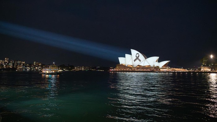 Sydney Opera House Diterangi Pita Hitam Peringati Penikaman Massal The Sydney Opera House is illuminated with a black ribbon, as part of the national day of mourning for victims of the Bondi Junction attack on Saturday, in Sydney, Australia April 15, 2024. AAP Image/Flavio Brancaleone via REUTERS ATTENTION EDITORS - THIS IMAGE WAS PROVIDED BY A THIRD PARTY. NO RESALES. NO ARCHIVE. NEW ZEALAND OUT. AUSTRALIA OUT. NO COMMERCIAL OR EDITORIAL SALES IN NEW ZEALAND AND AUSTRALIA