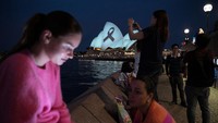 Bendera nasional Australia juga berkibar setengah tiang di seluruh negeri, termasuk di Gedung Parlemen dan Harbour Bridge Sydney. AAP Image/Flavio Brancaleone/REUTERS  