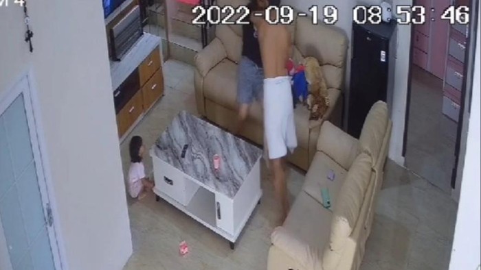 Tangkapan layar video CCTV yang bernarasi personel Polda Sumut, Bripka BPS, melakukan KDRT terhadap istrinya, Dea Meta Sihombing (33), beredar di media sosial. (dok. Istimewa)