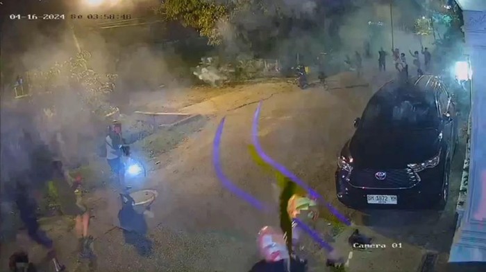 Tawuran dua kelompok remaja terjadi di Kota Jambi. Peristiwa mencekam itu terekam kamera CCTV.