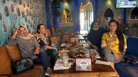 Bersama dengan teman-temannya, ini momen Zanzabella makan di sebuah kafe. Mereka berempat memesan beragam hidangan lezat. Foto: Instagram @zanzabellaa