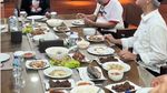 Momen Tengku Zanzabella Makan Bareng Ganjar dan Minum Kelapa Muda