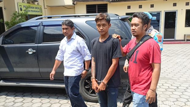 Tersangka kasus pencurian di minimarket yang viral saat dihadirkan dalam jumpa pers di Polsek Pedurungan, Semarang, Selasa (16/4/2024).