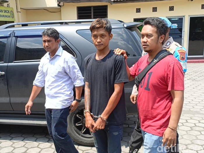 Tersangka kasus pencurian di minimarket yang viral saat dihadirkan dalam jumpa pers di Polsek Pedurungan, Semarang, Selasa (16/4/2024).