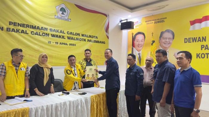 Tim Fitri mengambil formulir pendaftaran di DPD Golkar Palembang.