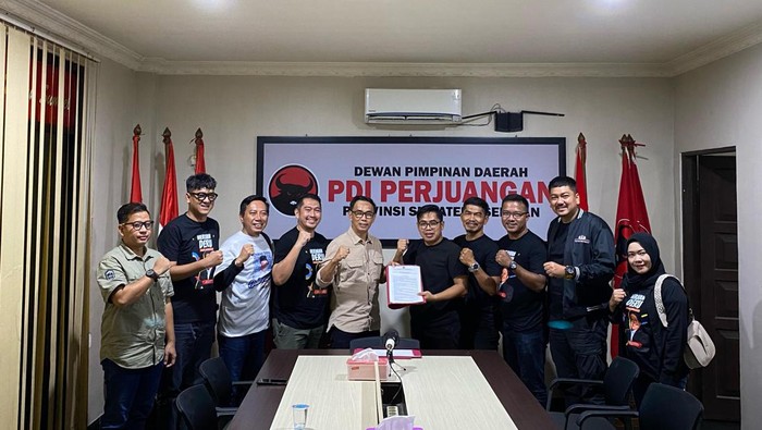 Tim Herman Deru mengambil formulir pendaftaran untuk Balongub di PDIP Sumsel.