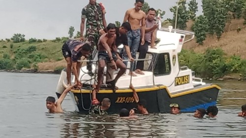 Tim Pos SAR Bima bersama Pol Air Polres Bima mengevakuasi jenazah pemancing tewas tenggelam di So Noti, Desa Punti, Kecamatan Soromandi, Bima, NTB, Selasa (16/4/2024). (Dok. Pos SAR Bima)