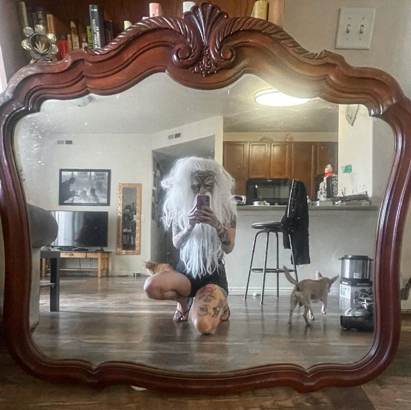 Tingkah Kocak Penjual Cermin di Online, Effort Banget