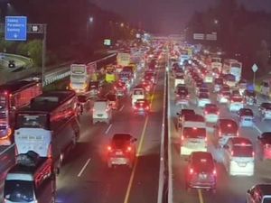 Kondisi Tol Japek Masih Dipadati Pengendara Arah Jakarta