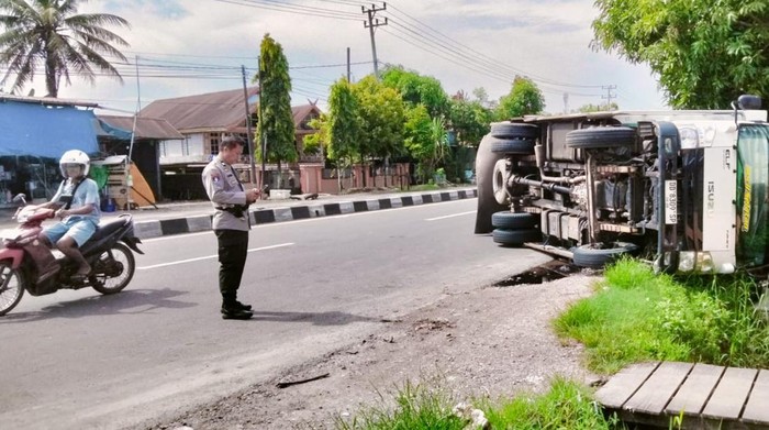 Truk gabah terguling di Maros, Sulsel.
