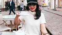 Teh sore di pinggir jalan Kota Riga.