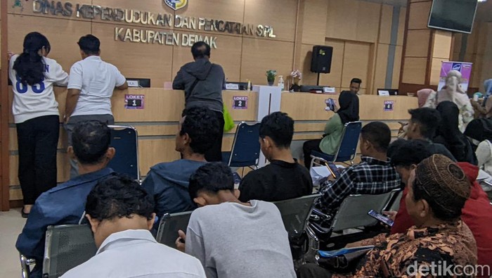 Warga padati kantor Disdukcapil Demak, Selasa (16/4/2024).