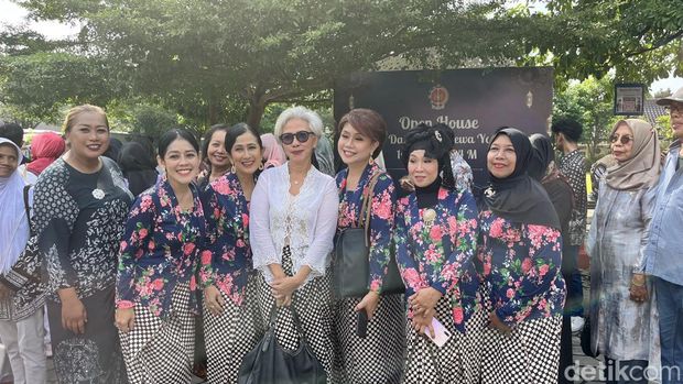 Warga yang mengikut open house Sri Sultan HB X di Kepatihan Jogja, Selasa (16/4/2024).