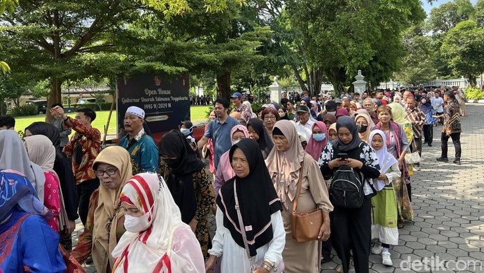 Warga yang mengikut open house Sri Sultan HB X di Kepatihan Jogja, Selasa (16/4/2024).
