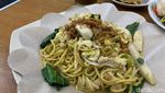 Makan Bakmi Goreng Ditemani Es Kopi yang Nikmat di Warkop Ini