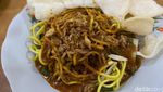 Makan Bakmi Goreng Ditemani Es Kopi yang Nikmat di Warkop Ini