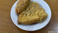 Warkop Eng menyediakan banyak camilan untuk teman minum kopi. Kami memilih pastel dan pisang goreng, tapi ada juga gorengan lainnya. Seperti risoles, bakwang, dan tahu goreng. Foto: detikFood/Yenny Mustika Sari