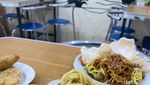 Makan Bakmi Goreng Ditemani Es Kopi yang Nikmat di Warkop Ini