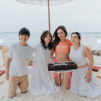 Ketiga anak Wulan yang sudah semakin besar juga terlihat ikut hadir di perayaan ulang tahun Wulan. Ketiga anaknya tampil kompak mengenakan busana berwarna putih. Foto: Instagram/@wulanguritno