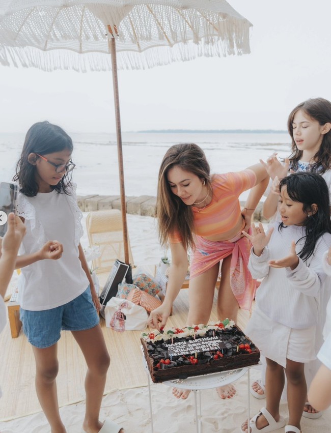 Dirayakan sederhana di tepi pantai, ulang tahunnya itu tampak sederhana tanpa adanya dekorasi khusus yang mewah. Foto: Instagram/@wulanguritno